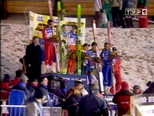 Podium piątkowego konkursu w Predazzo (TVP)